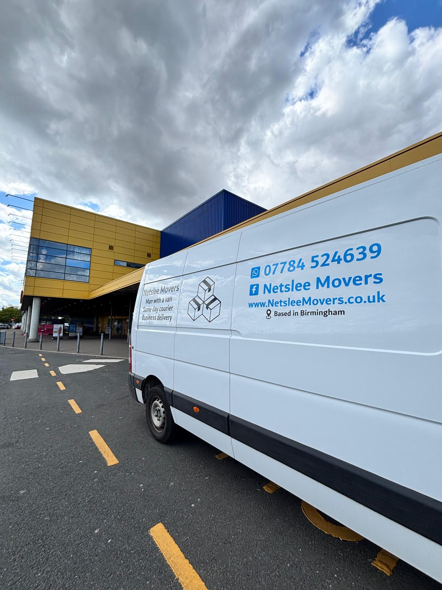 Netslee Movers van on location
