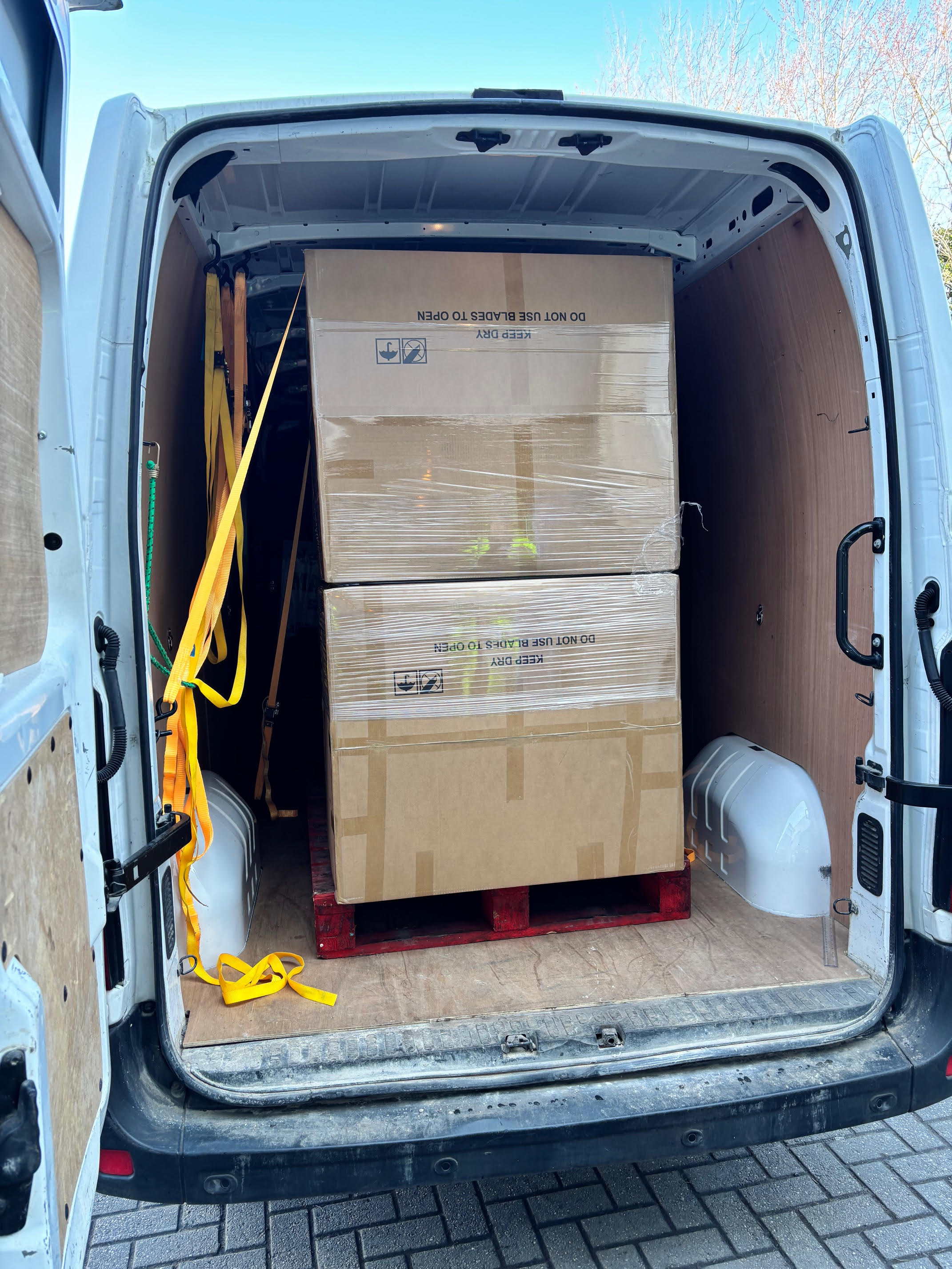 Netslee Movers van on a delivery